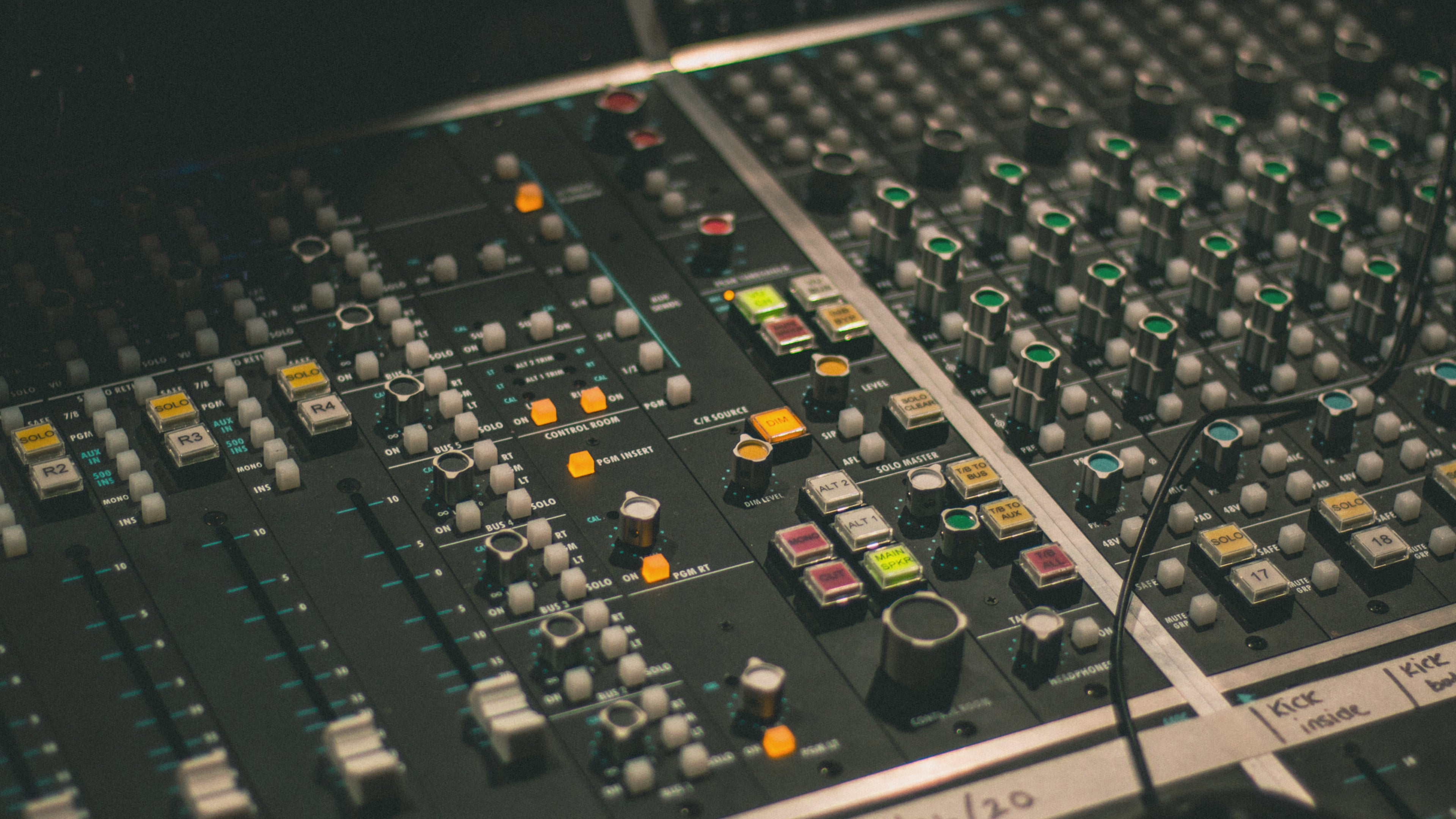 Mixing Cover (Plain).jpg__PID:54e9b2ad-6481-4ee3-b19b-e6604d99418f